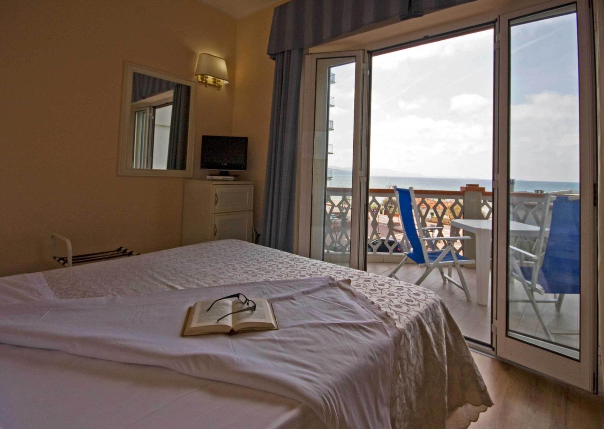 Hotel Ausonia Follonica Exterior photo