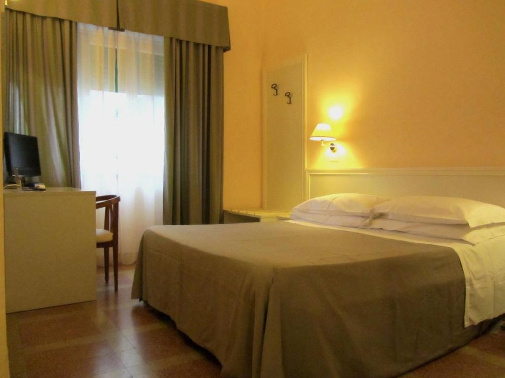 Hotel Ausonia Follonica Room photo